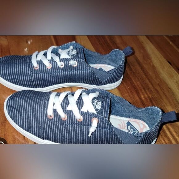 Roxy Crews Court Striped Sneaker - Picture 1 of 1